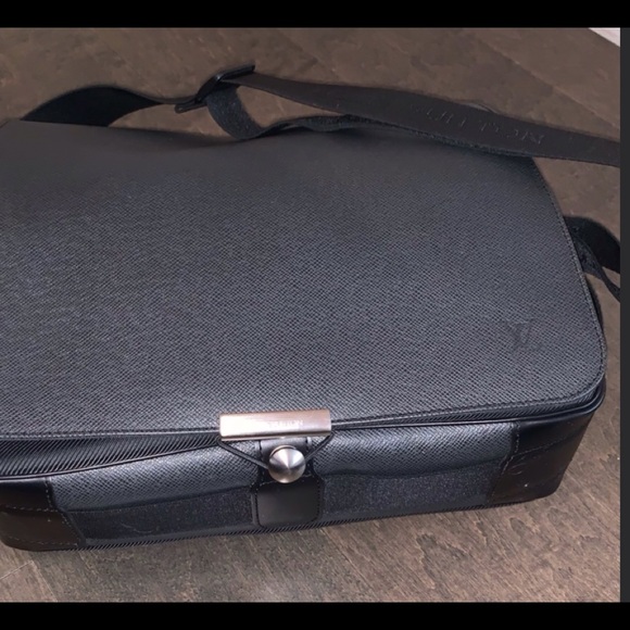 Black Louis Vuitton Messenger Bag - Picture 6 of 9